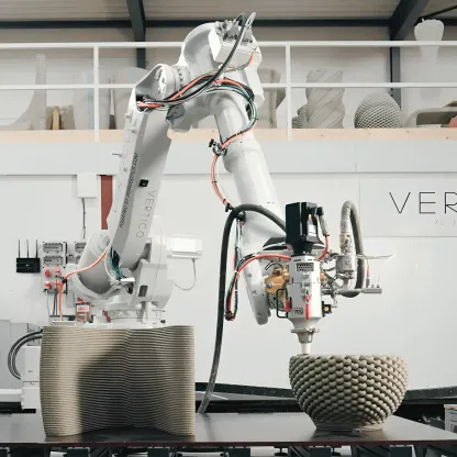 6806839c19e23e0fe467c01d_1RobotOnTrack2