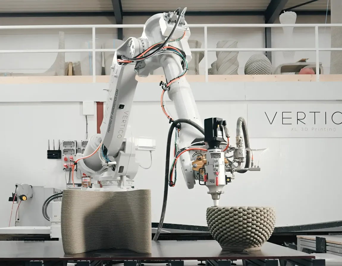 6806839c19e23e0fe467c01d_1RobotOnTrack2